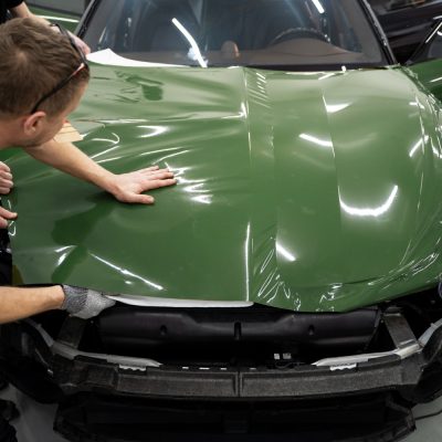 person-working-car-wrapping (1)